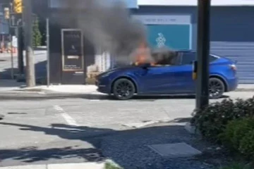 கனடாவில் திடீரென பற்றி எரிந்த டெஸ்லா கார்..உயிர் தப்பிய வாகன ஒட்டி