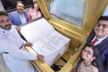 கையால் எழுதப்பட்ட உலகின் மிகப்பெரிய பைபிள்