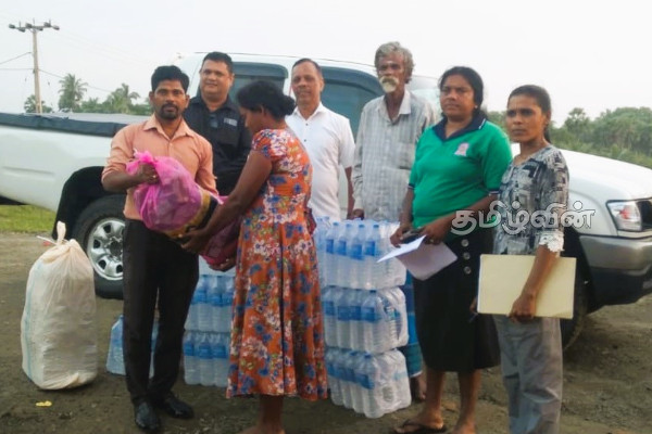 மன்னாரில் வெள்ளத்தால் பாதிக்கப்பட்ட மக்களுக்கு நிவாரணம் வழங்கும் நடவடிக்கைள் முன்னெடுப்பு | Relief Work Provided People Kalliyadi School