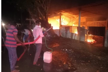 வவுனியாவில் திடீரென தீப்பற்றி எரிந்த பழக்கடை (PHOTOS)