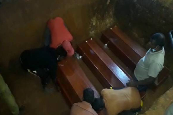 இராகலையில் தீயில் கருகிய ஐவர் உயிரிழப்பு....உருக்கமாக இடம்பெற்ற இறுதிக்கிரியை | Five People Burnt To Death In A Fire In Irakala