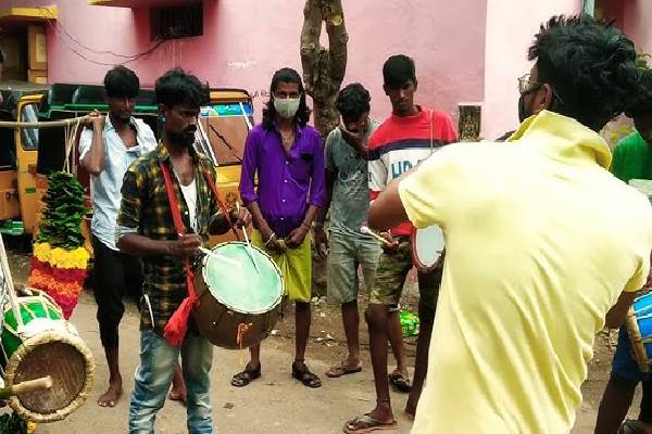 மரண ஊர்வலத்தில் ஆட்டம் எதற்கு? இந்த கலாசாரம் எப்படி வந்தது தெரியுமா? | Why People Dance In Death Rallys