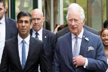 ரிஷி சுனக்கிற்கு தீபாவளி இனிப்புகளை வழங்கிய அரசர் சார்லஸ்!