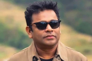 பிரபல முன்னணி நடிகரிடம் சூப்பர்ஹிட் பாடலை எழுத சொல்லிய ஏ.ஆர். ரஹ்மான்.. யார் அந்த நடிகர் தெரியுமா