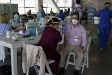 தடுப்பூசி பாதுகாக்காது என எச்சரிக்கும் பிரித்தானிய அலுவலர்! தாக்குப்பிடிக்கும் என கூறும் பைசர்: குழப்பும் அறிவிப்புகள்