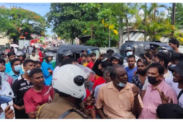 பெட்ரோல் இல்லை -பொதுமக்கள் எடுத்த நடவடிக்கை(படங்கள்)