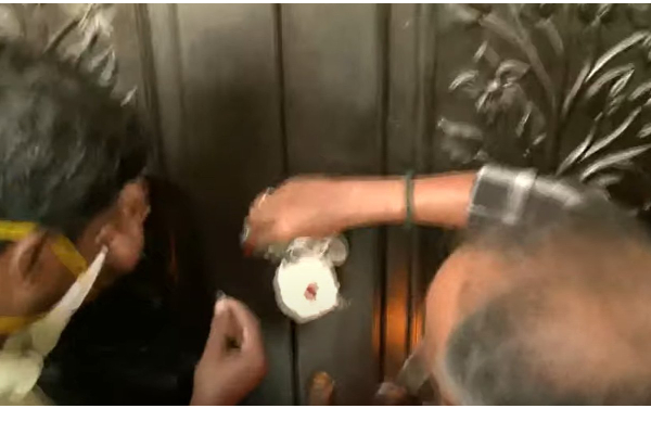 கலவரமான  அதிமுக தலைமை அலுவலகம் , பூட்டி சீல் வைத்த அதிகாரிகள் - தமிழ்நாடு