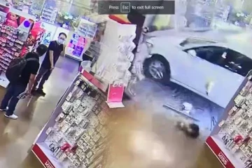 அமெரிக்காவில் கடைக்குள் புகுந்த கார்...வெளியான பரபரப்பு காணொளி