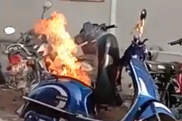 நடு ரோட்டில் தீப்பிடித்து எரிந்த எலெக்ட்ரிக் ஸ்கூட்டர்! பதறவைக்கும் வீடியோவால் மக்கள் அதிர்ச்சி! எச்சரிக்கை செய்தி