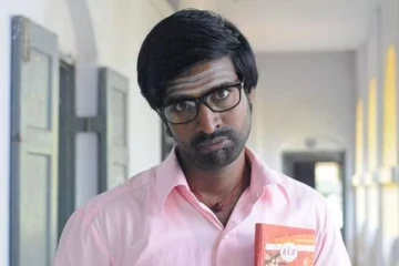 வீடு துடைக்கும் மாஃப் குச்சியில் இந்திய கொடியை பறக்கவிட்ட சூரி.. சர்ச்சையில் சிக்கிய நடிகர்