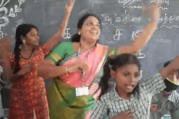 சொடக்கு மேல சொடக்கு போடுது பாட்டுக்கு சூப்பராக டான்ஸ் ஆடிய தமிழ் டீச்சர்!