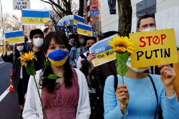 ரஷ்யாவை எதிர்த்து வெளிநாடொன்றில் பேரணியில் ஈடுப்பட்ட மக்கள்!