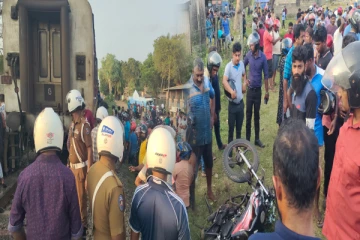 கிளிநொச்சியில் தொடருந்துடன் மோட்டார் சைக்கிள் மோதி ஒருவர் பலி