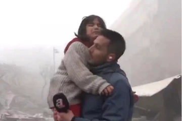 துருக்கி நிலநடுக்கம்: நேரலையில் சிறுமியை ஆறுதல்படுத்தும் நிருபர்., வைரல் வீடியோ