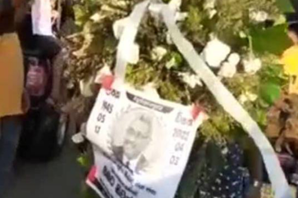 கோட்டபாயவுக்கு மலர்வளையம் வைத்த மக்கள்...வெளியான புகைப்படம் | People With Garlands For Gotabhaya கோட்டபாயவுக்கு மலர்வளையம் வைத்த மக்கள்...வெளியான புகைப்படம் | People With Garlands For Gotabhaya