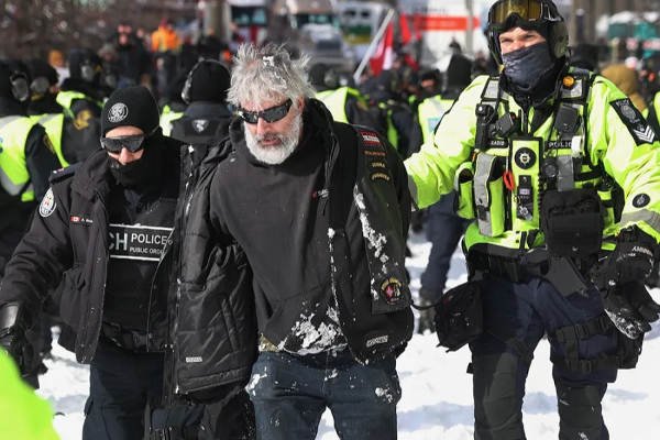 கனடாவில் காவல்துறை - பொதுமக்கள் மோதல்! பலர் கைது! | Police Begin To Make Arrests At Ottawa
