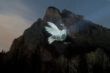 சுவிஸ் ஆல்ப்ஸ் மலையில் ஒளிரவிடப்பட்ட படம்!