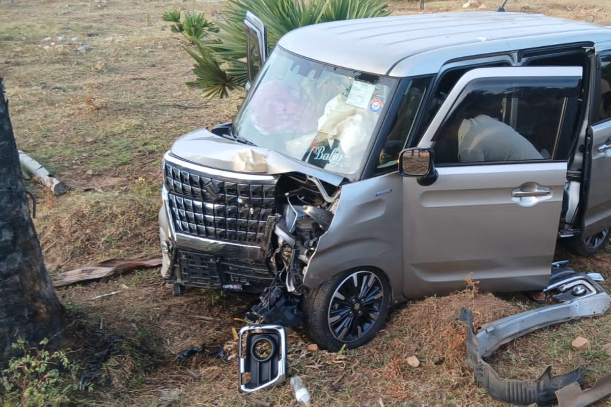 திருகோணமலையில் கோர விபத்துக்குள்ளான வான்! இருவர் படுகாயம் | Two Injured After Van Collides With Tree