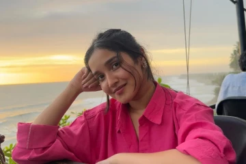 அனிகா சுரேந்திரன் எங்கே சென்றிருக்கிறார் பாருங்க.. அழகிய ஸ்டில்கள்