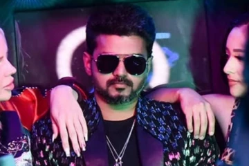 இரு பெண்களுடன் காருக்குள் நடிகர் விஜய்.. யாரும் பார்க்காத வீடியோ