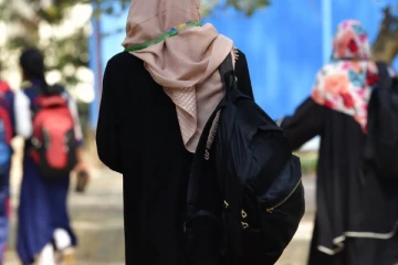 ஹிஜாபுக்கு தடை விதித்த கல்லூரி நிர்வாகம் - ஆசிரியை எடுத்த அதிரடி முடிவு!