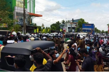 கோட்டாவிற்கு ஆதரவான குழுவினரை துரத்தியடித்த மக்கள்! பதற்றமான சூழல்