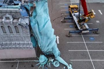 பிரேசிலில் பலத்த காற்றில் சரிந்து விழுந்த நூற்றாணடு கால சுதந்திர தேவி சிலை