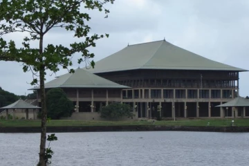 தீவிர பாதுகாப்பிற்கு மத்தியில் நாடாளுமன்ற வளாகம்! மூடப்பட்டது நுழைவாயில்