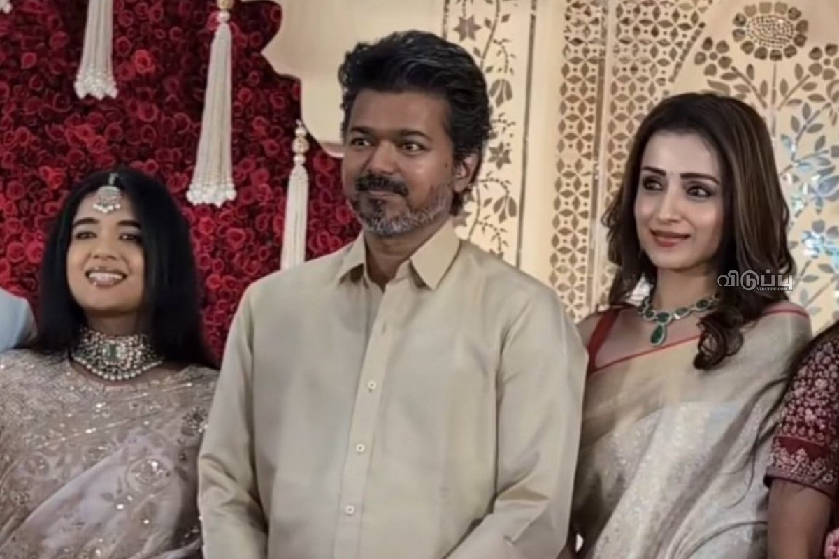 மேட்சிங் உடையில் ஜோடியாக வந்த விஜய் த்ரிஷா! வறுத்தெடுக்கும் ரசிகர்கள் | Vijay And Trisha Together At Marriage Video Viral