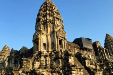 7 தலை நாகத்தின் சிலை…. தமிழன் கட்டிய மிகப்பெரிய கோவில்! யாருக்கு தெரியுமா?