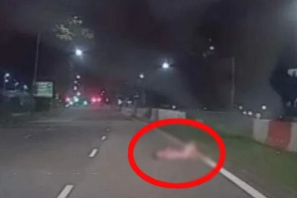 வீதியில் நிர்வாணமாக படுத்து இருந்த நபர் | Person Lying Naked On The Street