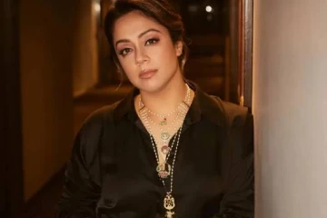 பிரபல நடிகையின் காலில் விழுந்த நடிகை ஜோதிகா.. வைரலாகும் புகைப்படங்கள்