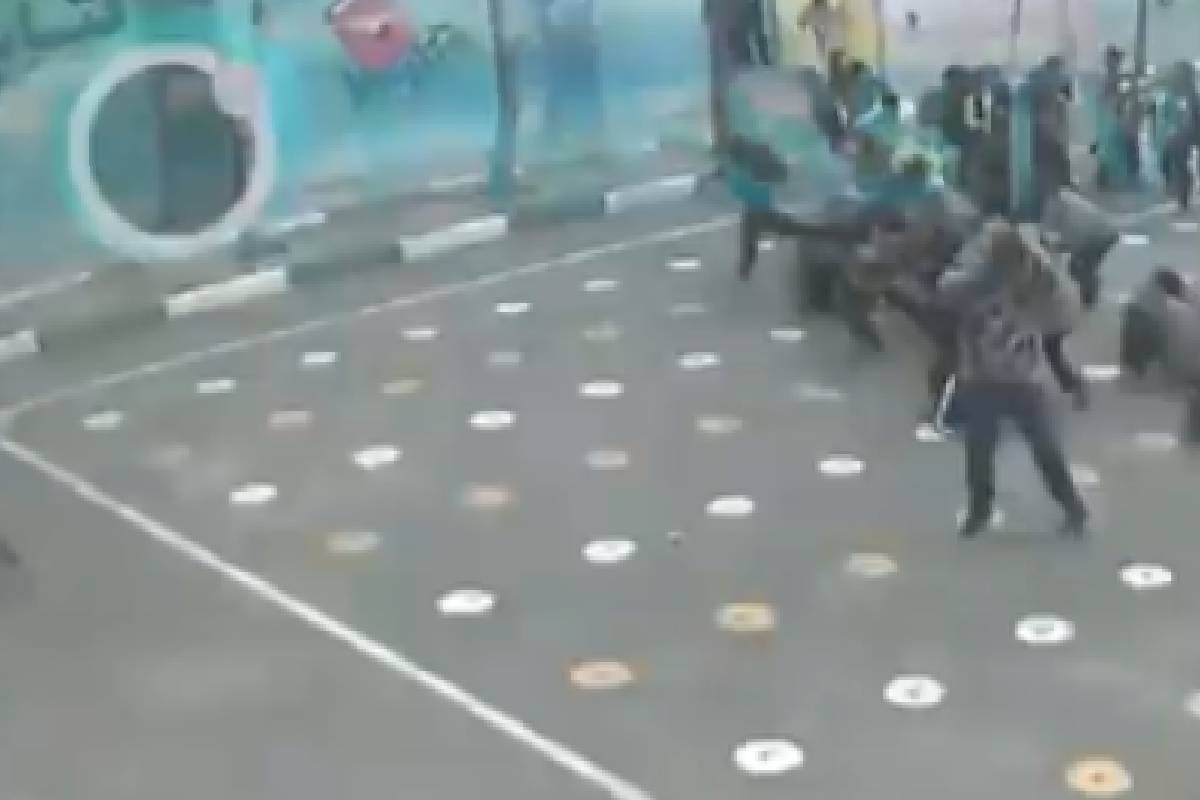 ஈரானிய பாடசாலை அருகே நடந்த ஏவுகணை தாக்குதல் ; வெளியான பரபரப்பு காணொளி | Shocking Video Emerges Missile Attack Near School