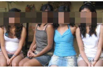 ඔයාලට තියෙන්නේ හොඳ සර්විස් එකක් දෙන්න!.. රෙදි අන්දන්න නොව ගලවන්න...සුන්දරියන් 04ක් එක්ක කරපු ඇඟ හිරිවැටෙන දේ මෙන්න.