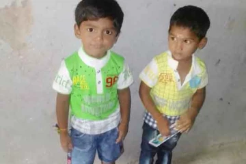 ஆழ்துளை கிணறுக்காக தோண்டப்பட்ட பக்கவாட்டு குழியில் விழுந்த 2 குழந்தைகள் பலி