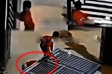 இரும்பு கதவில் மாட்டிக்கொண்ட சிறுவன்... அண்ணன் செய்த துணிச்சலான காரியம்