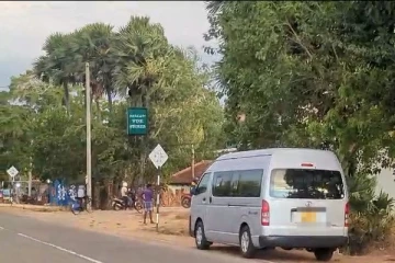 தமிழர் பகுதியில் அரச வாகனத்தில் சென்று மதுபானம் கொள்வனவு; மக்கள் விசனம்