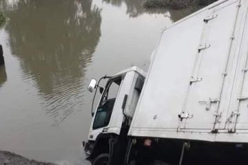 பாலத்திலிருந்து ஆற்றில் கவிழ்ந்து வீழ்ந்த லொறி! சாரதியின் நிலை?