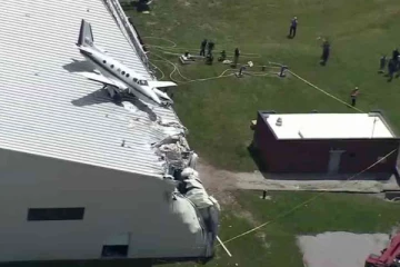 திடீரென மேற்கூரையில் வந்து விழுந்த விமானம்