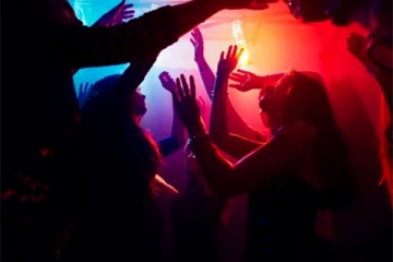 விருந்துபசாரம் ஒன்றில் இளைஞர்கள் செய்த மோசமான செயல்! பொலிஸார் தீவிர நடவடிக்கை