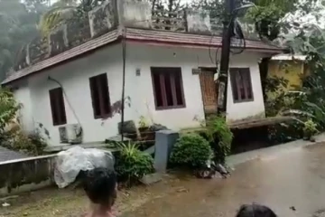 பள்ளத்துல வீடு கட்டுன இப்படித்தான்! மலமலவென சரியும் கட்டிடத்தின் வீடியோ