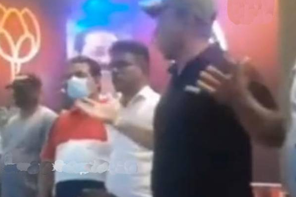 போராட்டத்தில் ஈடுபட்ட மக்களை சீண்டும் அரசியல்வாதி! | Politician Teases People Involved Struggle போராட்டத்தில் ஈடுபட்ட மக்களை சீண்டும் அரசியல்வாதி! | Politician Teases People Involved Struggle