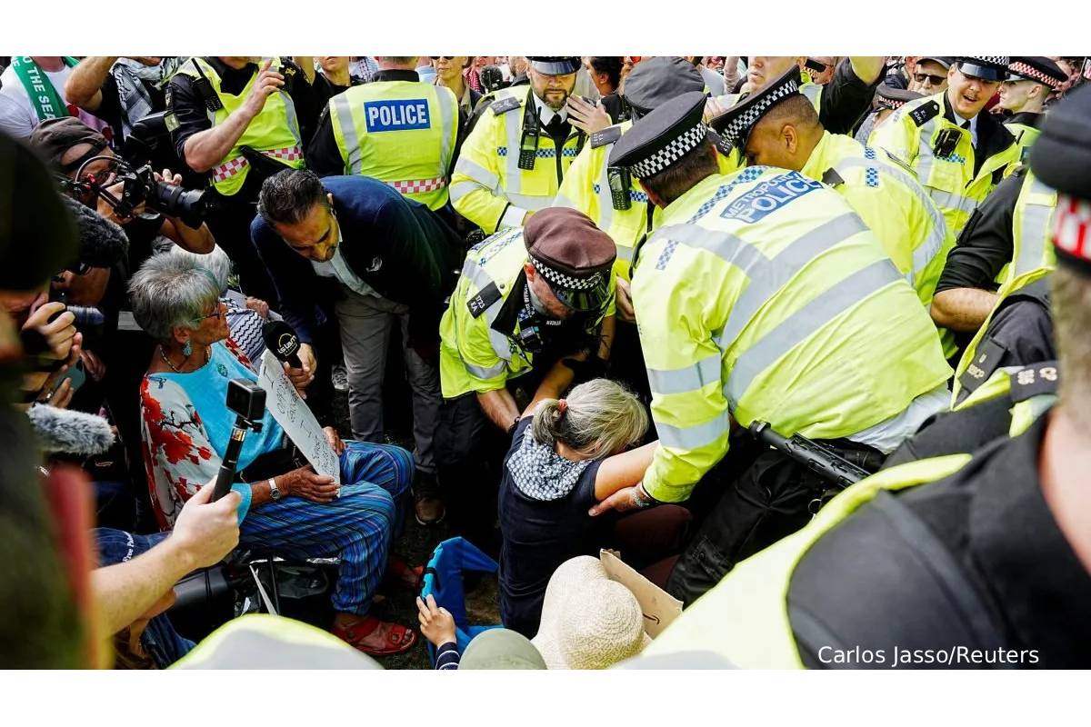 Met police arrest 18 supporters