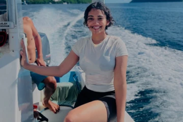 வெளிநாட்டில் ஷார்ட் உடையில் வலம் வந்த குடும்பஸ்தன் பட நடிகை சான்வே மேக்னா!