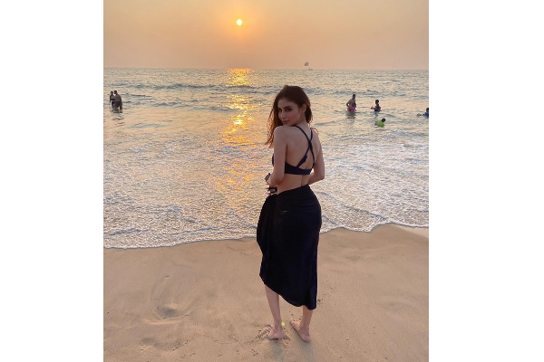 கடற்கரையில் காத்து வாங்கும் பாம்பு சீரியல் நடிகை.. மயங்கி போன ரசிகர்கள் | Mouni Rai Latest Bikini Dress Photo