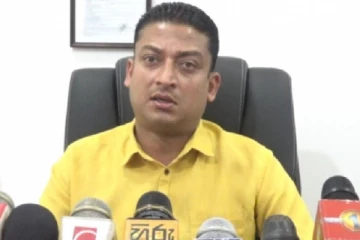 மைத்திரி தரப்பினர் எந்த நேரத்திலும் காலை வாரலாம்: அதற்குள் வெளியேற்ற வேண்டும் - திலும் அமுனுகம