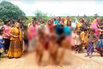 நிர்வாணமாக ஊர்வலம் அழைத்துச் செல்லப்பட்ட சிறுமிகள்! ஏதற்காக? வெளியான அதிர வைக்கும் வீடியோ