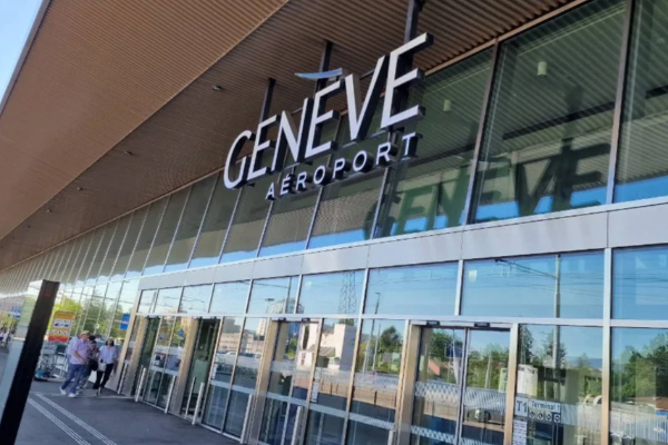 ஒரே நாளில் சுவிஸ் விமான நிலையம் ஒன்றில் குவிந்த பயணிகளால் குழப்பம் | Geneva Aiport Break Daily Record And Luggage Chaos