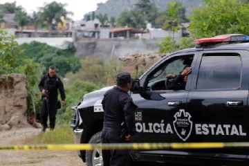 துப்பாக்கி முனையில் கடத்தப்பட்ட பொலிஸ் அதிகாரிகள்! பரபரப்பு சம்பவம்