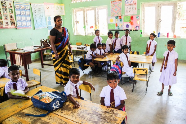 கல்வித்துறையில் ஏற்படப்போகும் பாரிய நெருக்கடி -நாட்டை விட்டு வெளியேறும் ஆசிரியர்கள் | Over 5000 Teachers Have Left Country